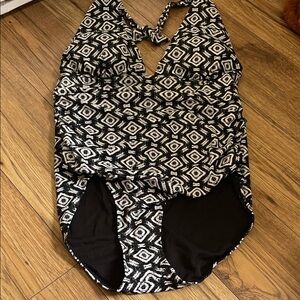Elegant Black and White Geometric One Piece Swimsuit

 3/$80